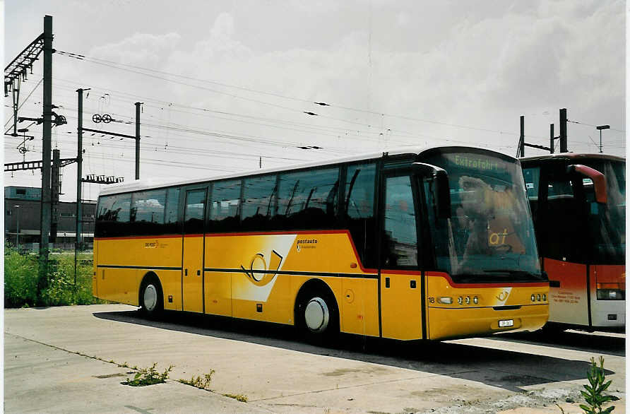 (054'123) - Sol�r&Fontana, Ilanz - Nr. 18/GR 561 - Neoplan am 22. Juni 2002 in Yverdon, Postgarage