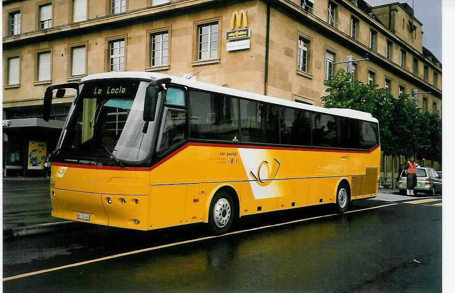(054'401) - CarPostal Jura-Jura bernois-Neuch�tel - NE 110'345 - Bova am 13. Juli 2002 beim Bahnhof Neuch�tel