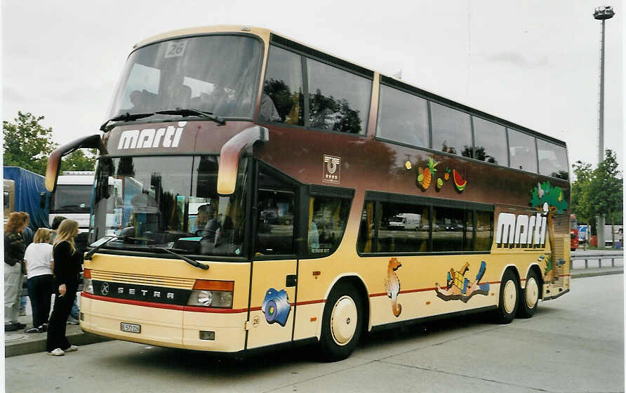 (054'932) - Aus der Schweiz: Marti, Kallnach - Nr. 25/BE 572'225 - Setra am 25. Juli 2002 in L�rrach, Grenze