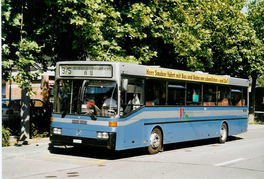 (055'113) - VZO Gr�ningen - Nr. 27/ZH 41'427 - Mercedes am 27. Juli 2002 beim Bahnhof Meilen
