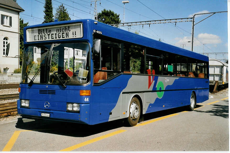 (055'114) - VZO Gr�ningen - Nr. 44/ZH 256'444 - Mercedes am 27. Juli 2002 beim Bahnhof Meilen
