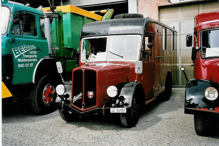 (055'718) - M�ller, Lauerz - SZ 44'050 - Berna/Hess (ex KTA Bern) am 31. August 2002 in Niederbipp, Saurertreffen