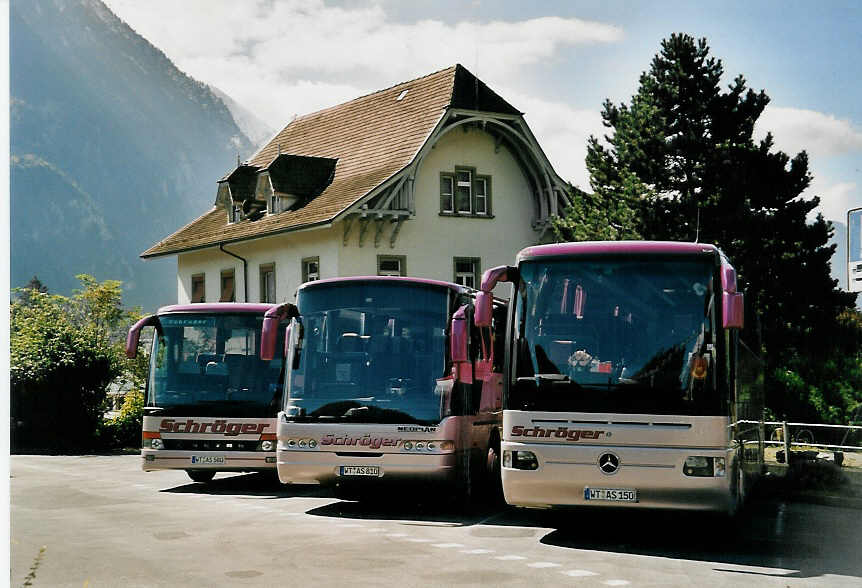 (056'122) - Aus Deutschland: Schr�ger, G�hrwil - WT-AS 150 - Mercedes am 28. September 2002 beim Bahnhof Interlaken West