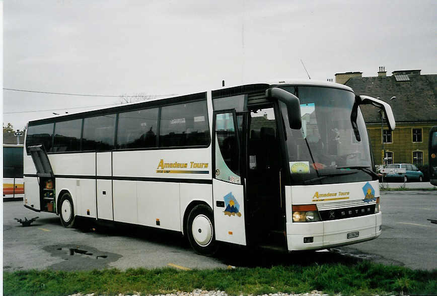 (056'602) - Aus der Schweiz: Amadeus, Visp - VS 196'299 - Setra am 9. Oktober 2002 in Wien, Sch�nbrunn