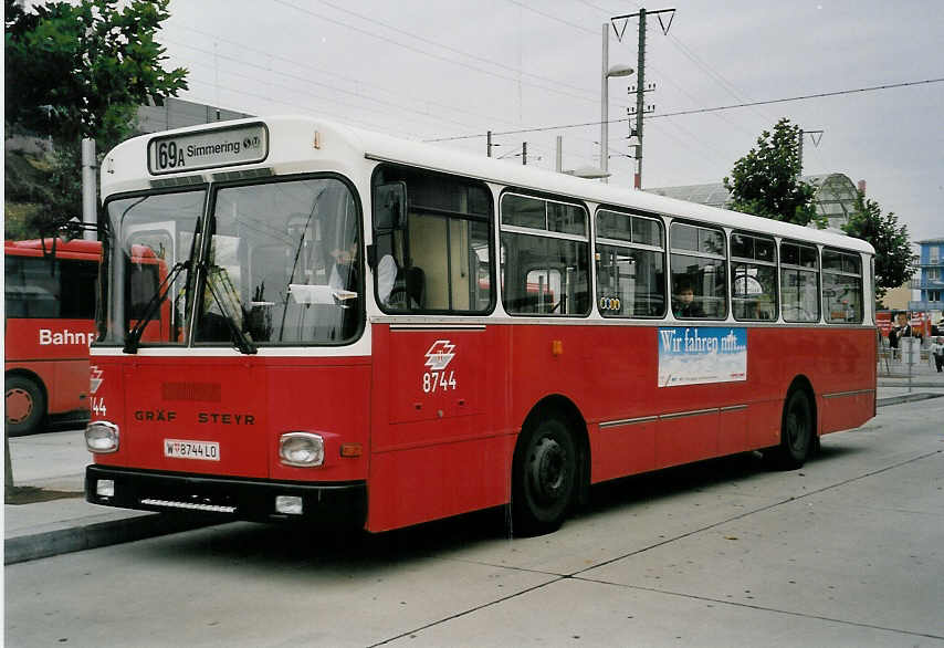 (056'718) - Wiener Linien - Nr. 8744/W 8744 LO - Gr�f/Steyr am 9. Oktober 2002 in Wien, Simmering