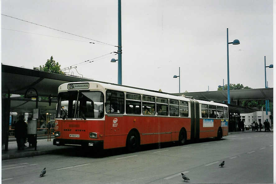 (056'806) - Wiener Linien - Nr. 8037/W 8037 LO - Gr�f/Steyr am 10. Oktober 2002 in Wien, Floridsdorf
