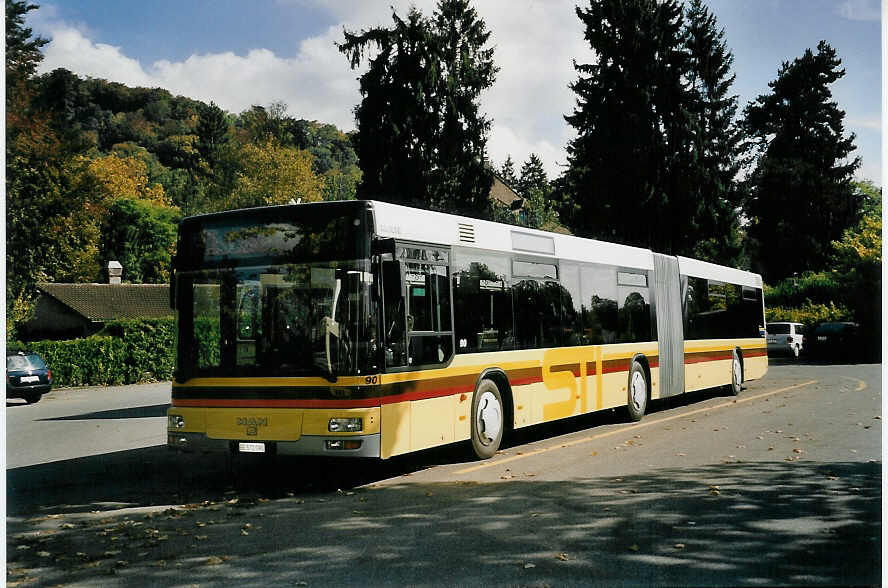(056'931) - STI Thun - Nr. 90/BE 572'090 - MAN am 13. Oktober 2002 bei der Schiffl�ndte Thun