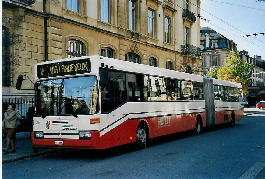 (057'026) - VR La Chaux-de-Fonds - Nr. 85/NE 43'885 - Mercedes am 20. Oktober 2002 in Neuch�tel, Place Pury