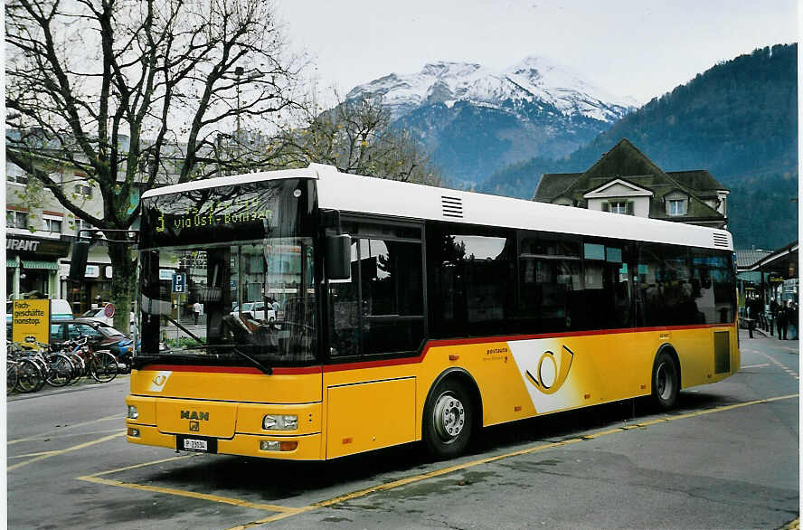 (057'327) - PTT-Regie - P 23'034 - MAN/G�ppel am 18. November 2002 beim Bahnhof Interlaken West