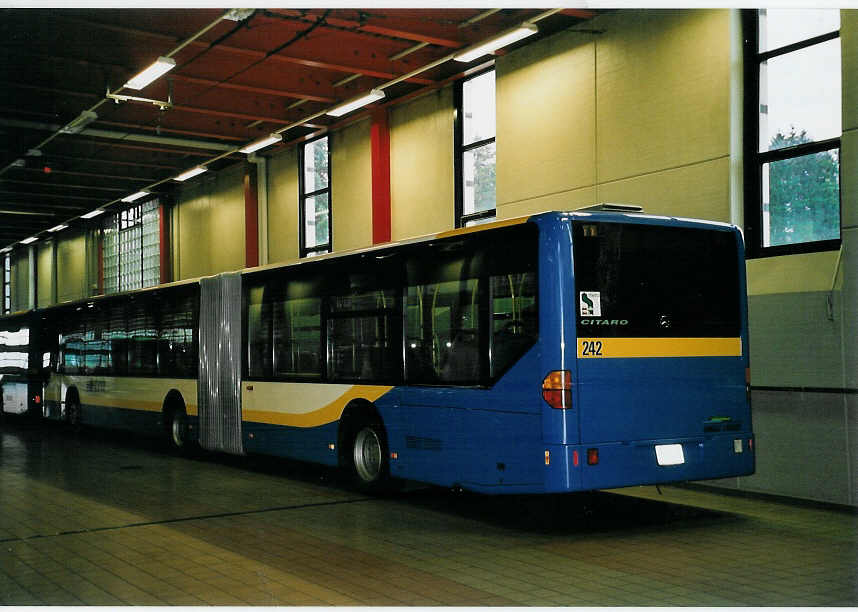 (057'428) - TC La Chaux-de-Fonds - Nr. 242/NE 109'242 - Mercedes am 30. November 2002 in La Chaux-de-Fonds, D�p�t