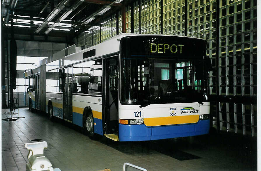 (057'430) - TC La Chaux-de-Fonds - Nr. 121 - NAW/Hess Gelenktrolleybus am 30. November 2002 in La Chaux-de-Fonds, D�p�t