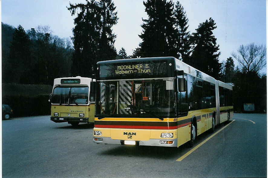 (057'535) - STI Thun - Nr. 89/BE 572'089 - MAN am 8. Dezember 2002 bei der Schiffl�ndte Thun