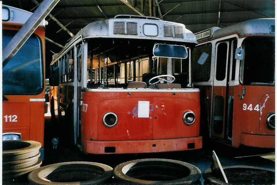 (058'234) - TPG Gen�ve (AGMT) - Nr. 877 - Berna-SWP Trolleybus am 1. Januar 2003 in Gen�ve, D�p�t