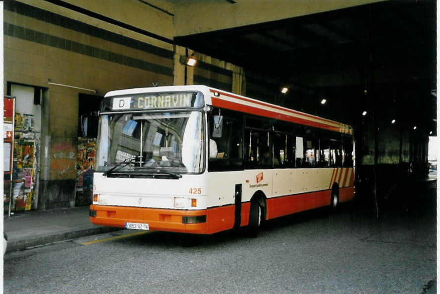 (058'321) - Aus Frankreich: TPG Gen�ve (France) - Nr. 425/3053 VZ 74 - Renault am 1. Januar 2003 beim Bahnhof Gen�ve