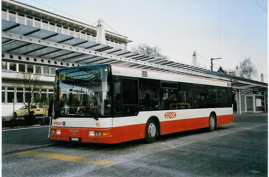(058'513) - RBS Worblaufen - Nr. 10/BE 535'310 - MAN am 12. Januar 2003 beim Bahnhof Papierm�hle