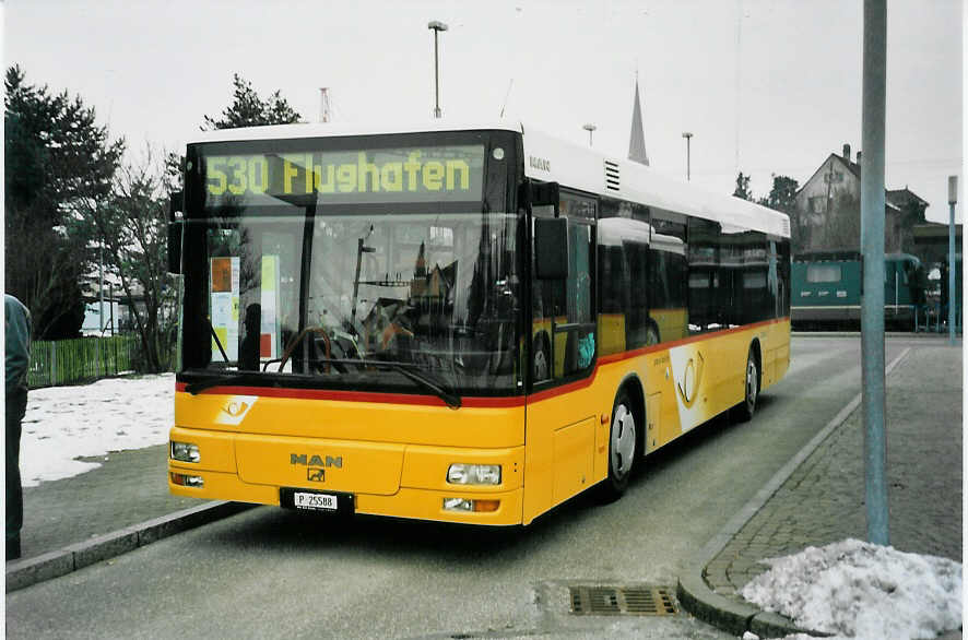 (058'835) - PTT-Regie - P 25'588 - MAN am 20. Februar 2003 beim Bahnhof B�lach