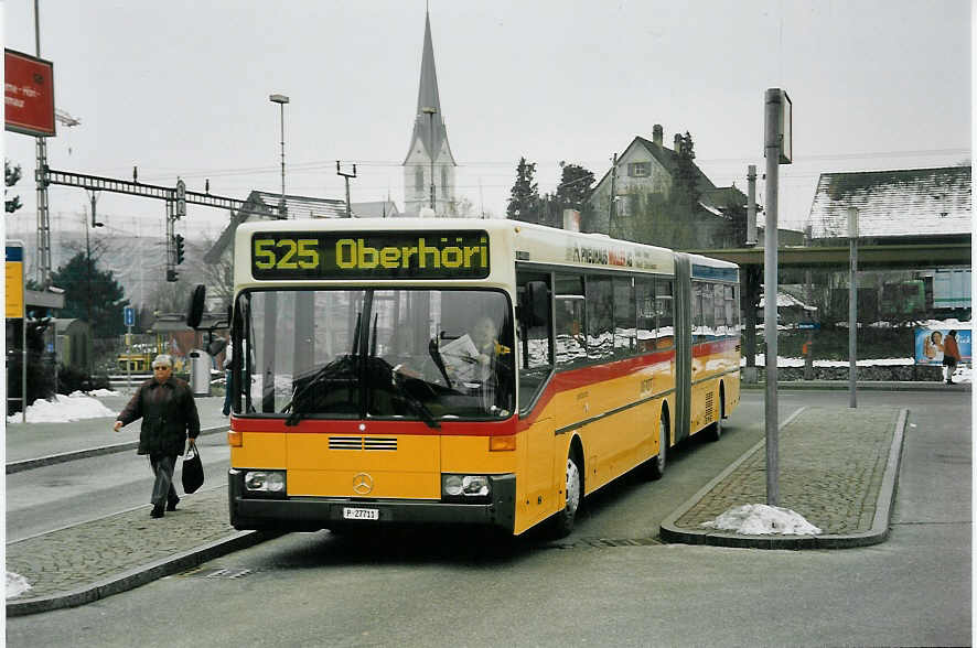 (058'903) - PTT-Regie - P 27'711 - Mercedes am 20. Februar 2003 beim Bahnhof B�lach