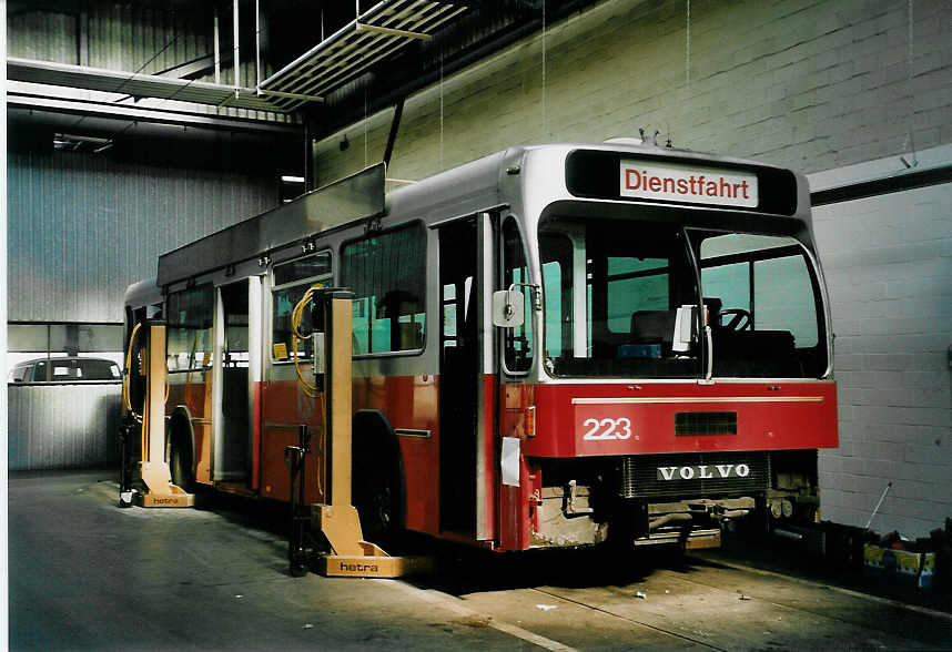 (058'934) - WV Winterthur - Nr. 223 - Volvo/T�scher am 20. Februar 2003 in Winterthur, Depot Gr�zefeld