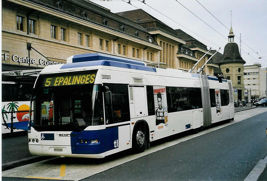 (059'117) - TL Lausanne - Nr. 811/VD 351'642 - Neoplan Gelenkduobus am 16. M�rz 2003 beim Bahnhof Lausanne