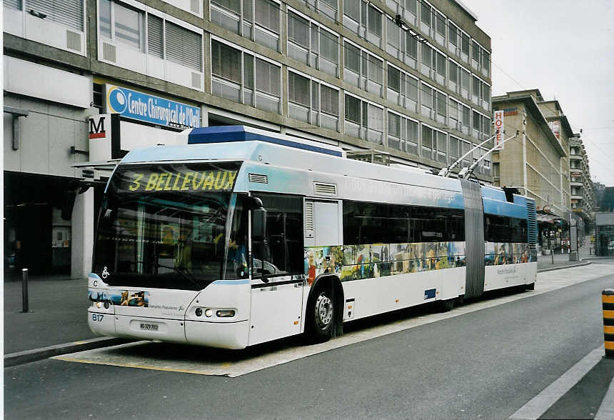 (059'118) - TL Lausanne - Nr. 817/VD 329'701 - Neoplan Gelenkduobus am 16. M�rz 2003 beim Bahnhof Lausanne