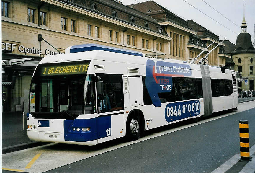 (059'120) - TL Lausanne - Nr. 812/VD 350'169 - Neoplan Gelenkduobus am 16. M�rz 2003 beim Bahnhof Lausanne