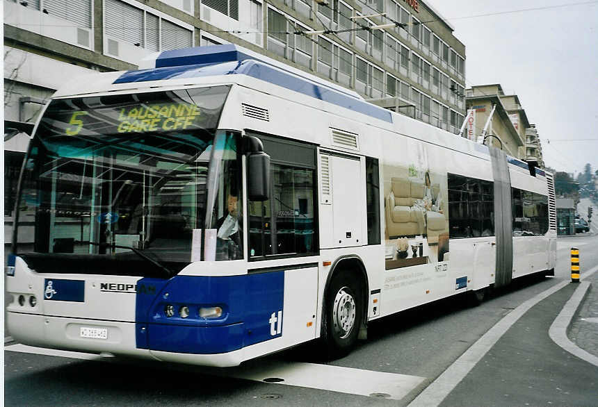 (059'121) - TL Lausanne - Nr. 807/VD 168'462 - Neoplan Gelenkduobus am 16. M�rz 2003 beim Bahnhof Lausanne