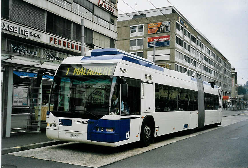 (059'124) - TL Lausanne - Nr. 805/VD 1661 - Neoplan Gelenkduobus am 16. M�rz 2003 beim Bahnhof Lausanne