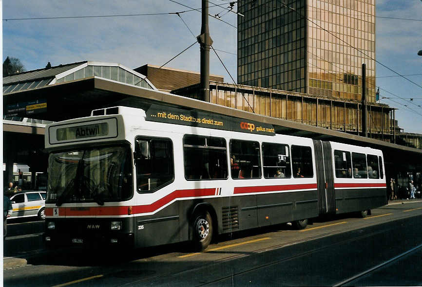 (059'328) - VBSG St. Gallen - Nr. 235/SG 198'235 - NAW/Hess am 29. M�rz 2003 beim Bahnhof St. Gallen