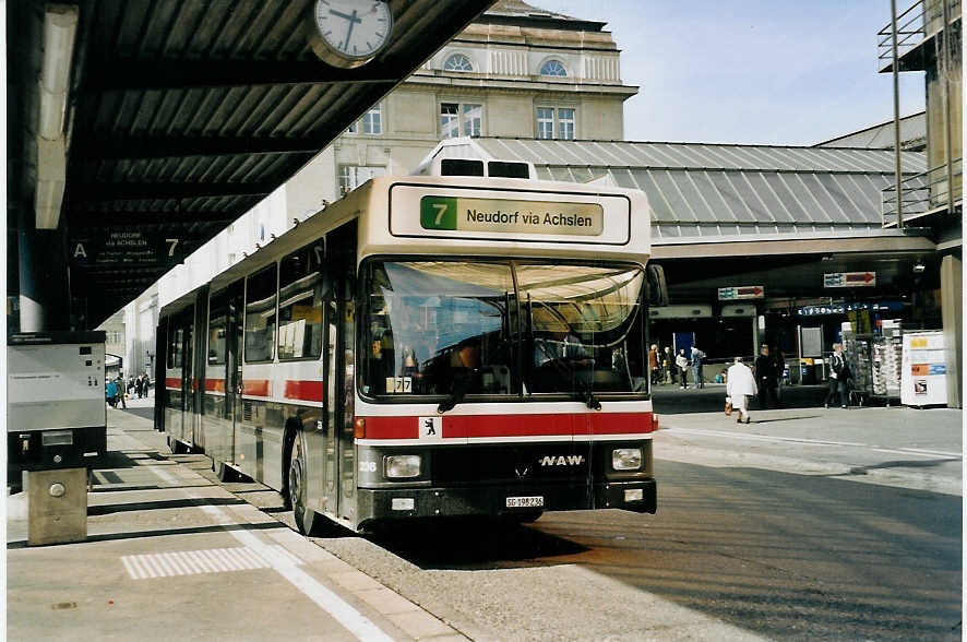 (059'335) - VBSG St. Gallen - Nr. 236/SG 198'236 - NAW/Hess am 29. M�rz 2003 beim Bahnhof St. Gallen
