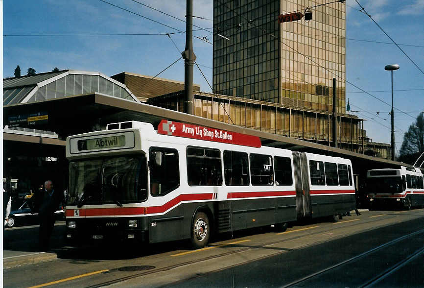 (059'403) - VBSG St. Gallen - Nr. 250/SG 198'250 - NAW/Hess am 29. M�rz 2003 beim Bahnhof St. Gallen
