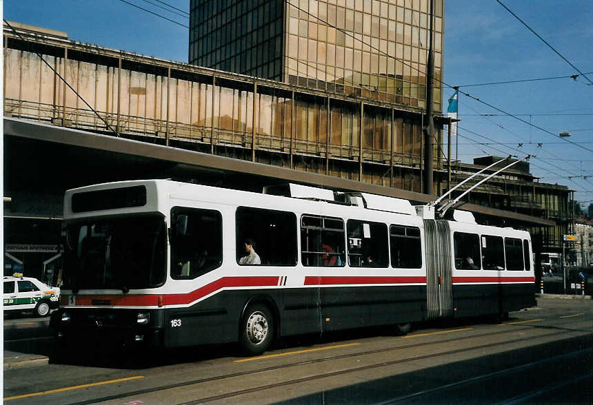 (059'419) - VBSG St. Gallen - Nr. 163 - NAW/Hess Gelenktrolleybus am 29. M�rz 2003 beim Bahnhof St. Gallen