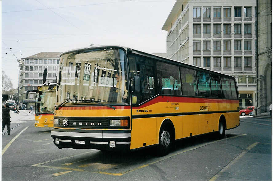 (059'426) - PTT-Regie - P 25'039 - Setra am 29. M�rz 2003 beim Bahnhof St. Gallen