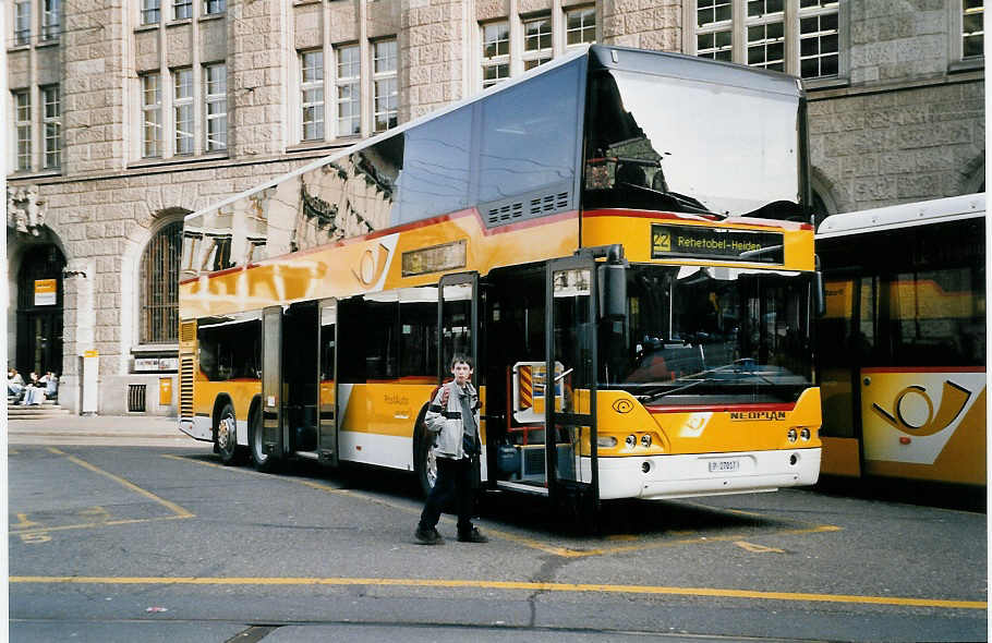 (059'525) - PTT-Regie - P 27'017 - Neoplan am 29. M�rz 2003 beim Bahnhof St. Gallen
