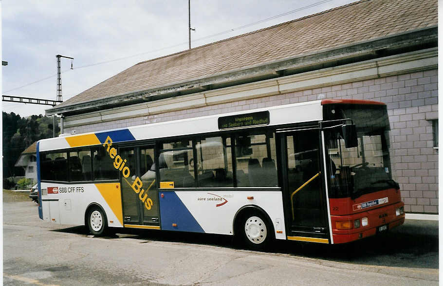(060'014) - ASm Langenthal - Nr. 22/BE 26'907 - MAN/G�ppel am 21. April 2003 beim Bahnhof Wynigen
