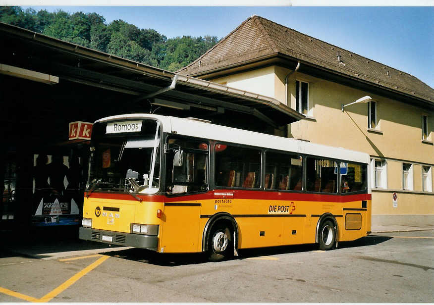 (061'332) - Untern�hrer, Romoos - LU 15'097 - MAN/Lauber am 13. Juli 2003 beim Bahnhof Wolhusen