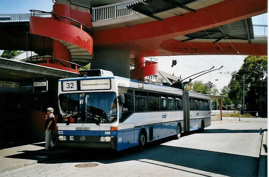 (061'727) - VBZ Z�rich - Nr. 102 - Mercedes Gelenktrolleybus am 19. Juli 2003 in Z�rich, Bucheggplatz