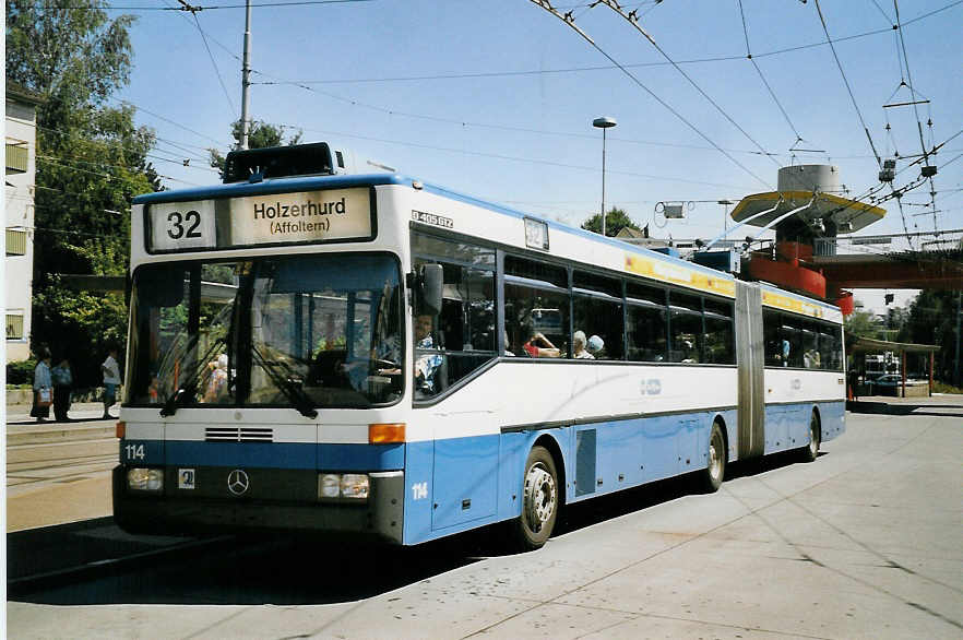 (061'734) - VBZ Z�rich - Nr. 114 - Mercedes Gelenktrolleybus am 19. Juli 2003 in Z�rich, Bucheggplatz