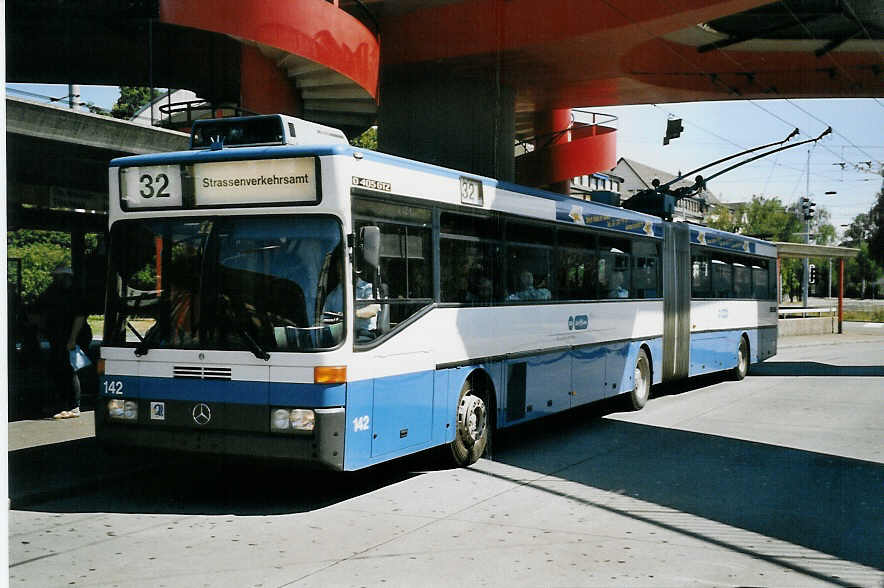 (061'803) - VBZ Z�rich - Nr. 142 - Mercedes Gelenktrolleybus am 19. Juli 2003 in Z�rich, Bucheggplatz