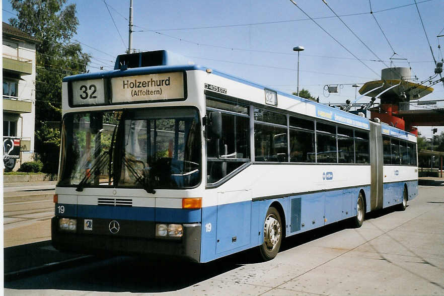 (061'804) - VBZ Z�rich - Nr. 19 - Mercedes Gelenktrolleybus am 19. Juli 2003 in Z�rich, Bucheggplatz