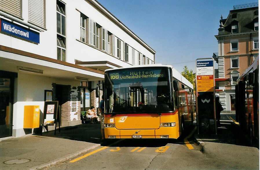 (061'811) - PTT-Regie - P 25'681 - Volvo/Hess am 19. Juli 2003 beim Bahnhof W�denswil