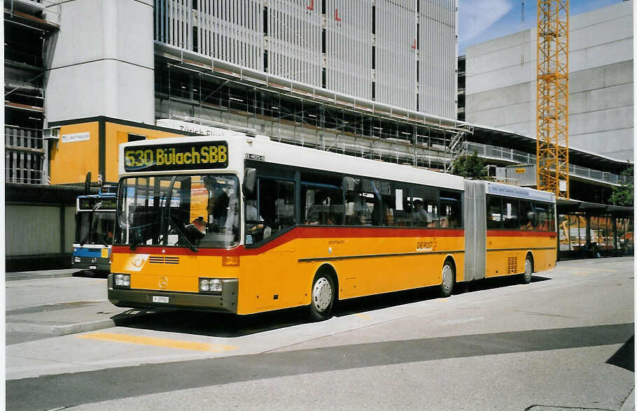 (061'921) - PTT-Regie - P 27'710 - Mercedes am 25. Juli 2003 in Z�rich, Flughafen