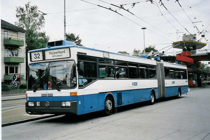 (062'111) - VBZ Z�rich - Nr. 5 - Mercedes Gelenktrolleybus am 29. Juli 2003 in Z�rich, Bucheggplatz