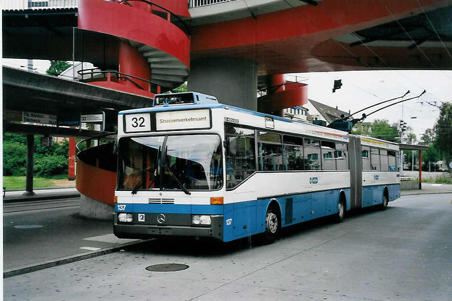 (062'112) - VBZ Z�rich - Nr. 137 - Mercedes Gelenktrolleybus am 29. Juli 2003 in Z�rich, Bucheggplatz