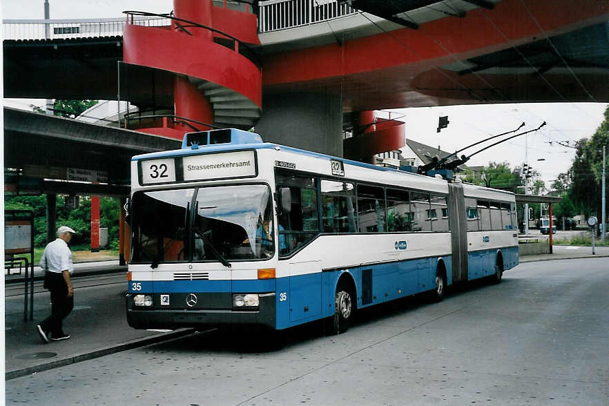 (062'116) - VBZ Z�rich - Nr. 35 - Mercedes Gelenktrolleybus am 29. Juli 2003 in Z�rich, Bucheggplatz