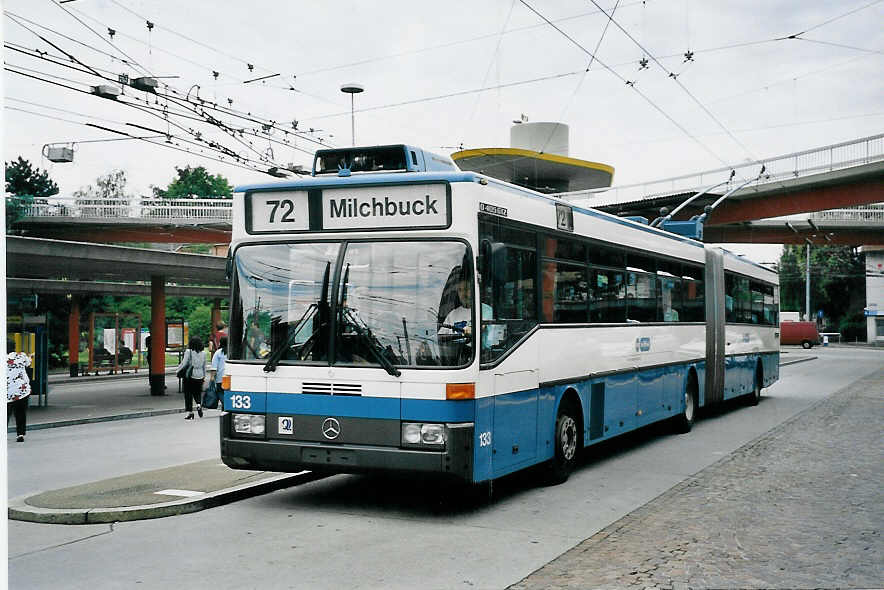(062'117) - VBZ Z�rich - Nr. 133 - Mercedes Gelenktrolleybus am 29. Juli 2003 in Z�rich, Bucheggplatz