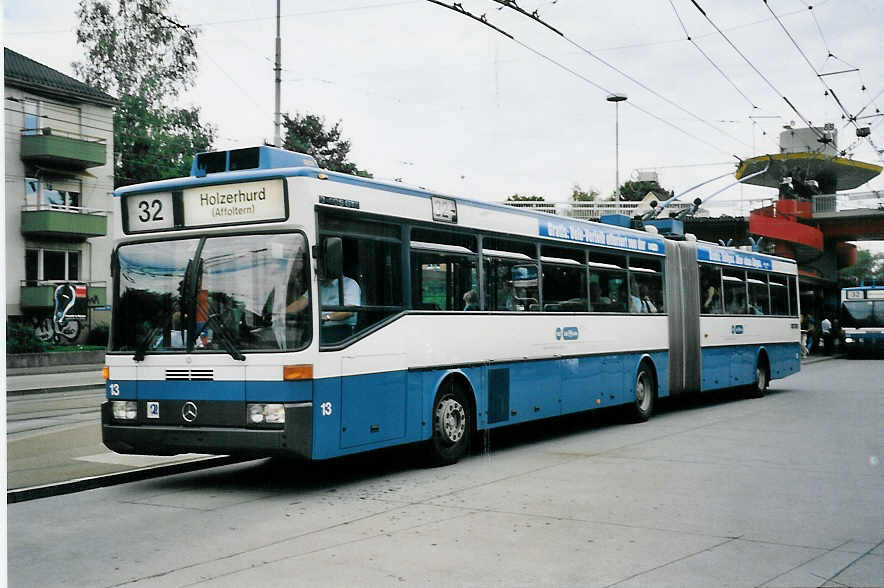 (062'119) - VBZ Z�rich - Nr. 13 - Mercedes Gelenktrolleybus am 29. Juli 2003 in Z�rich, Bucheggplatz