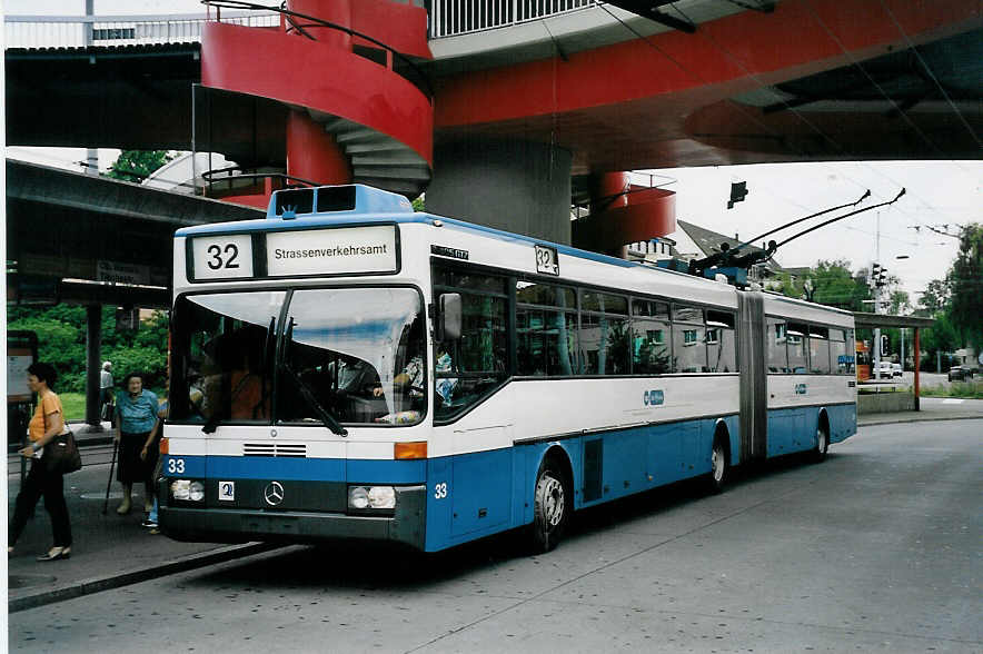 (062'120) - VBZ Z�rich - Nr. 33 - Mercedes Gelenktrolleybus am 29. Juli 2003 in Z�rich, Bucheggplatz