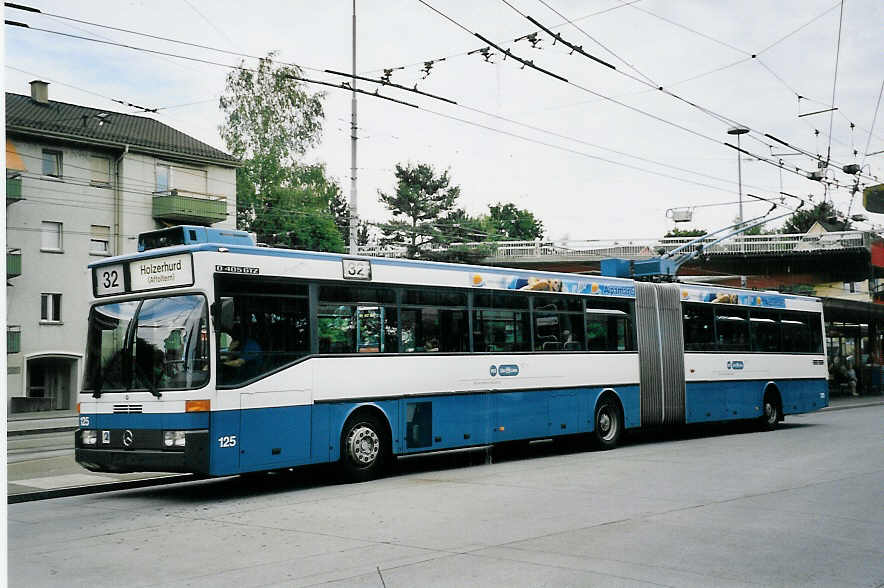 (062'123) - VBZ Z�rich - Nr. 125 - Mercedes Gelenktrolleybus am 29. Juli 2003 in Z�rich, Bucheggplatz