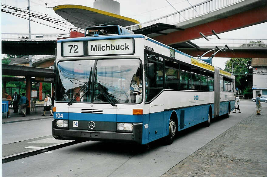 (062'124) - VBZ Z�rich - Nr. 104 - Mercedes Gelenktrolleybus am 29. Juli 2003 in Z�rich, Bucheggplatz