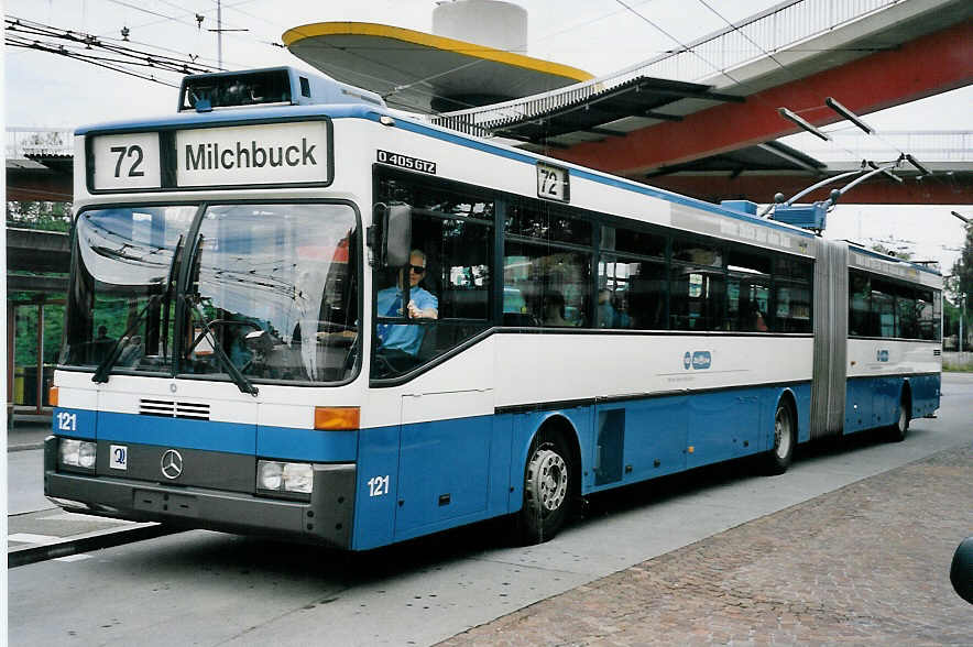 (062'128) - VBZ Z�rich - Nr. 121 - Mercedes Gelenktrolleybus am 29. Juli 2003 in Z�rich, Bucheggplatz